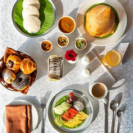 Hyatt Place Gurgaon Udyog Vihar Exteriör bild A typical vegetarian meal served on board