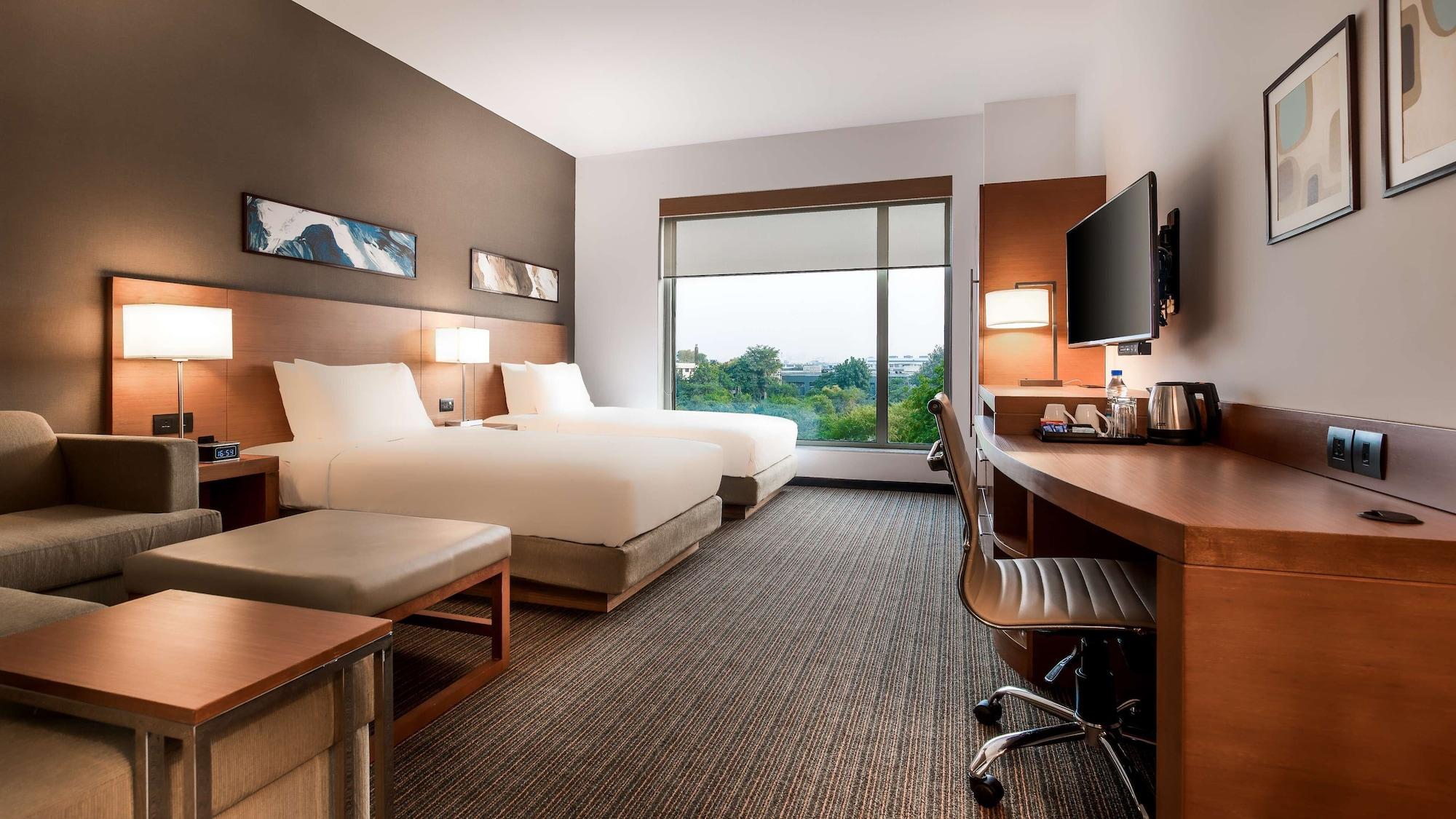 Hyatt Place Gurgaon Udyog Vihar Exteriör bild A typical guest room at an IHG hotel
