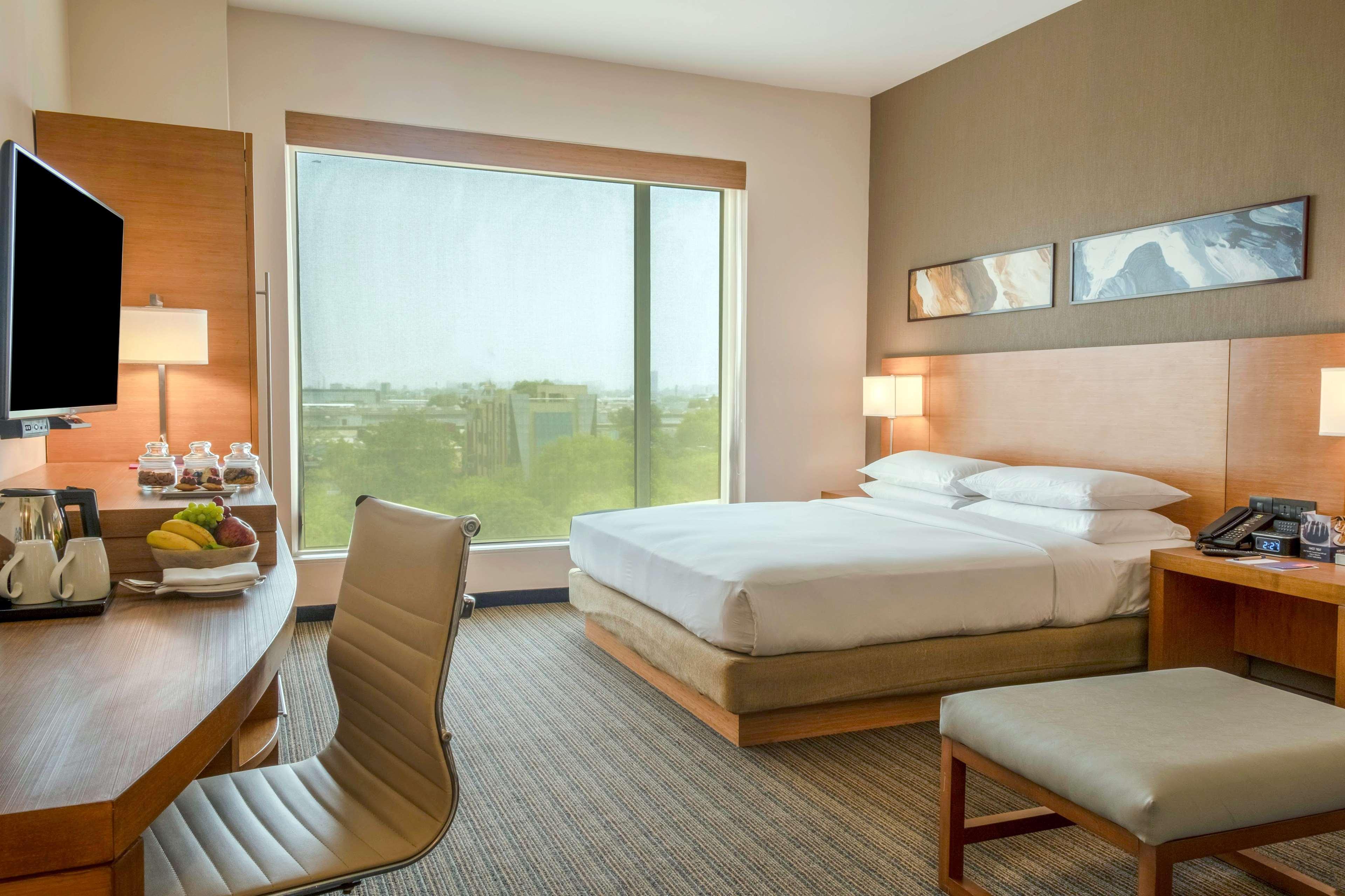 Hyatt Place Gurgaon Udyog Vihar Exteriör bild A guest room at the Hilton San Diego Bayfront