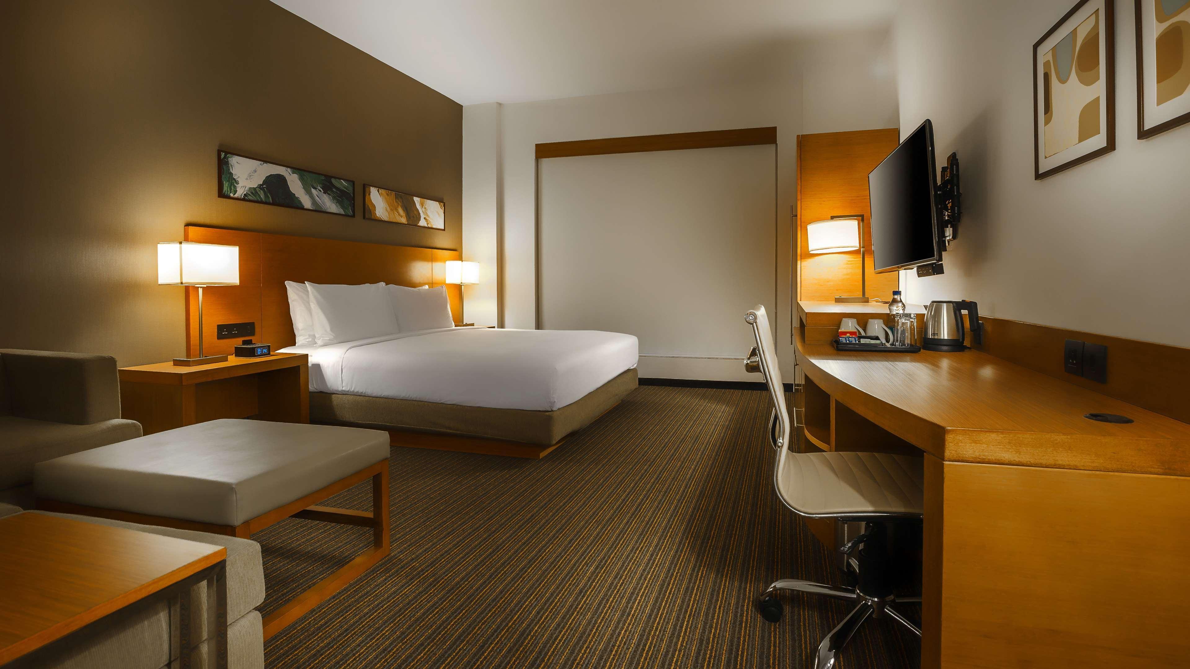 Hyatt Place Gurgaon Udyog Vihar Exteriör bild A typical room at the Holiday Inn Express
