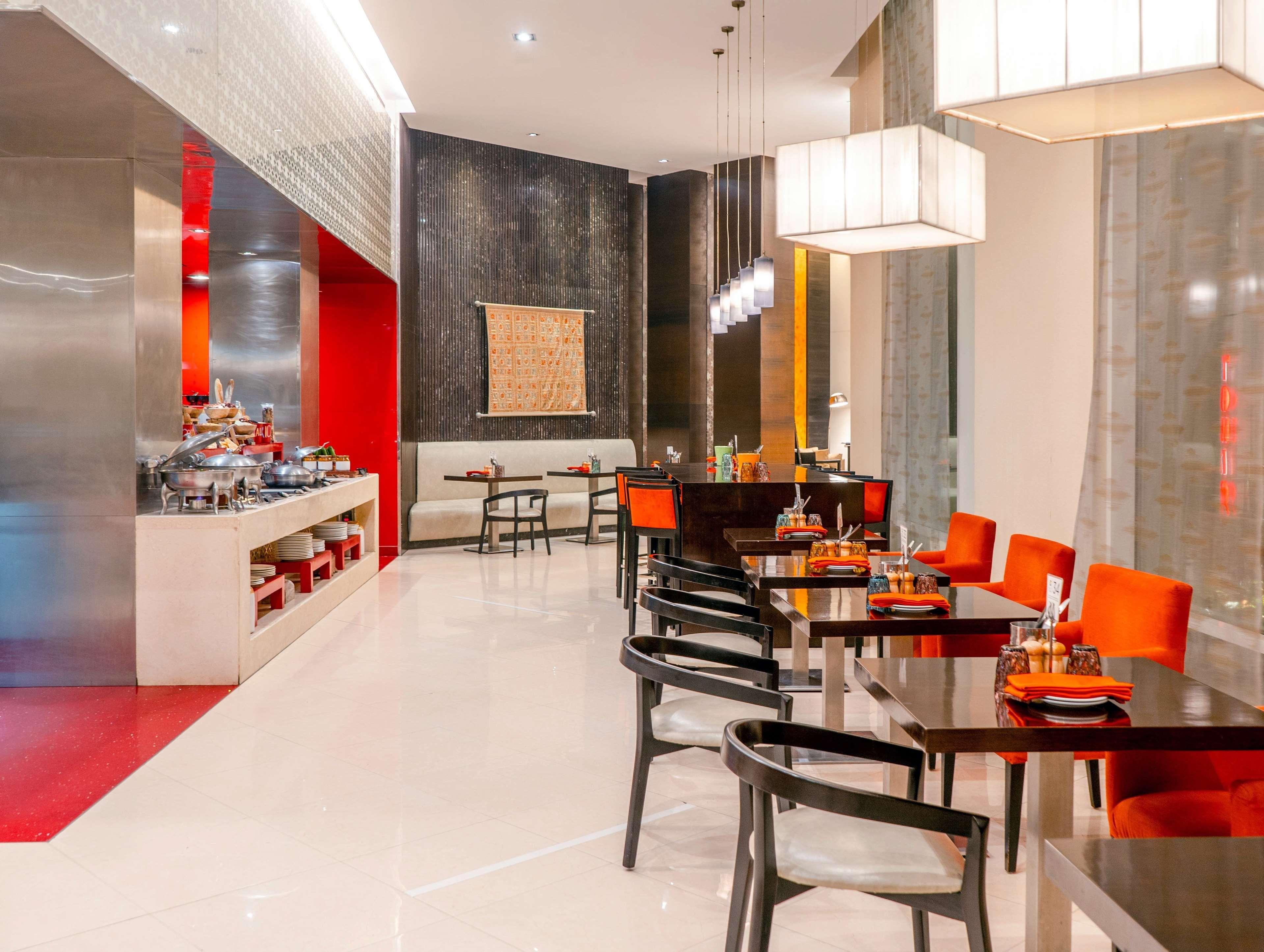 Hyatt Place Gurgaon Udyog Vihar Exteriör bild The restaurant at the hotel
