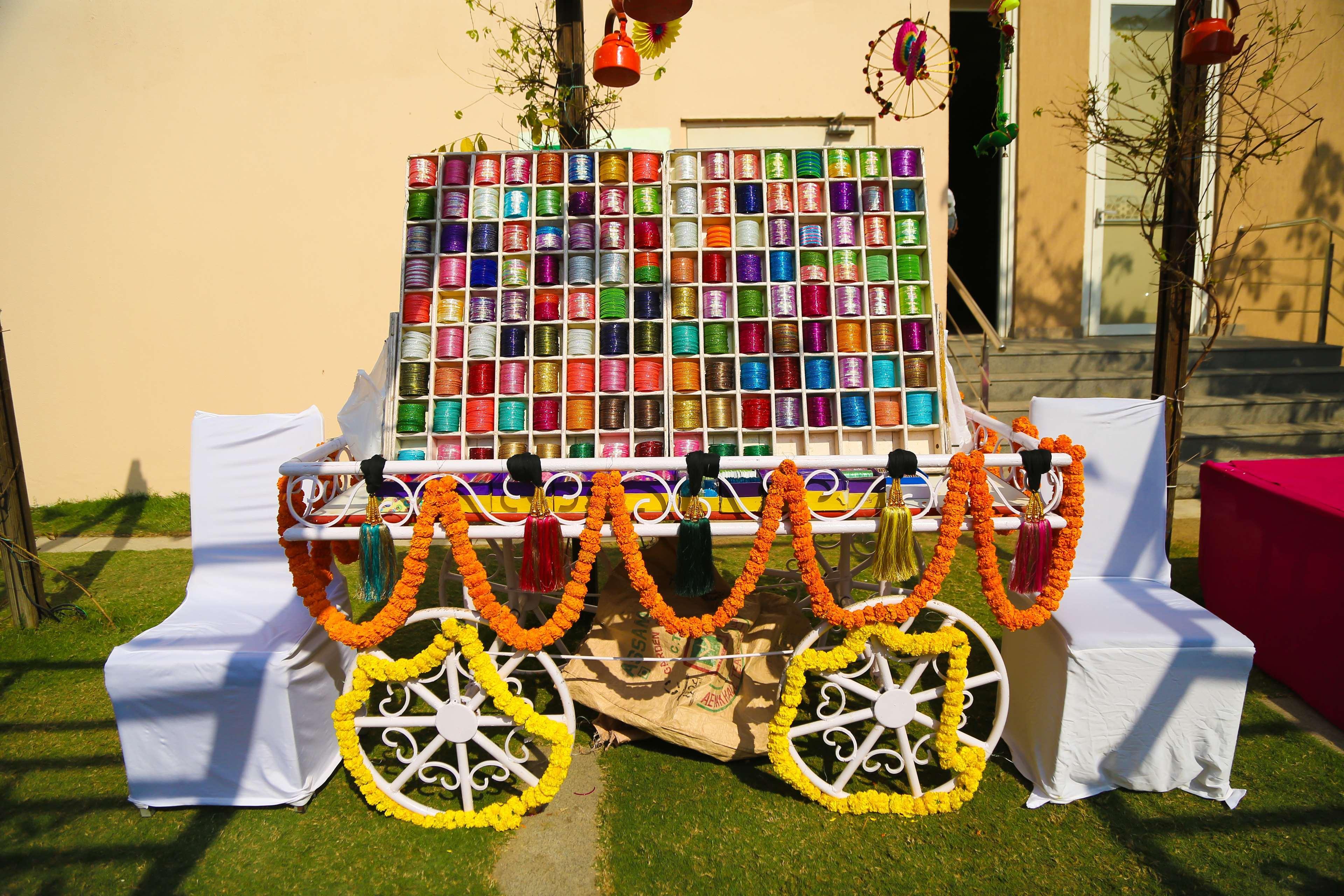 Hyatt Place Gurgaon Udyog Vihar Exteriör bild A traditional Indian wedding cart