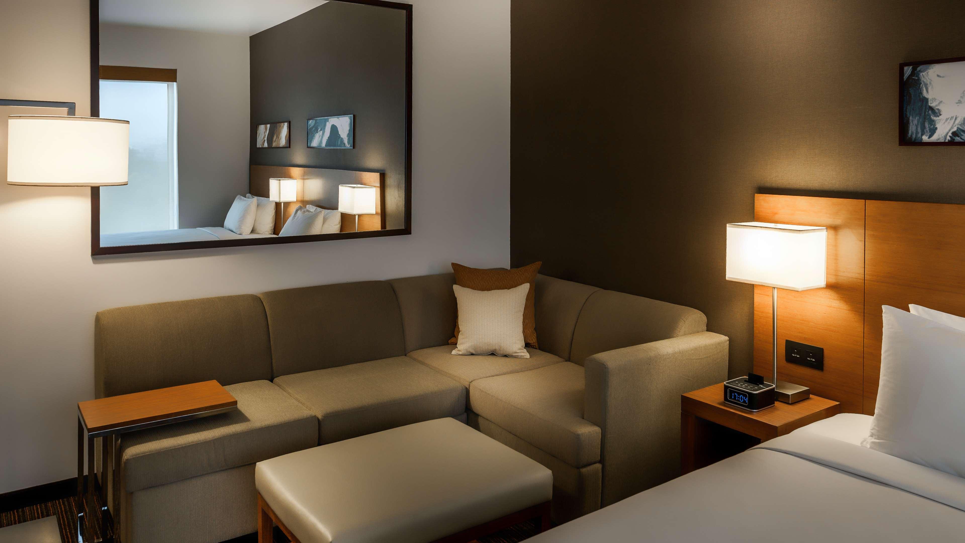 Hyatt Place Gurgaon Udyog Vihar Exteriör bild A typical room at the hotel
