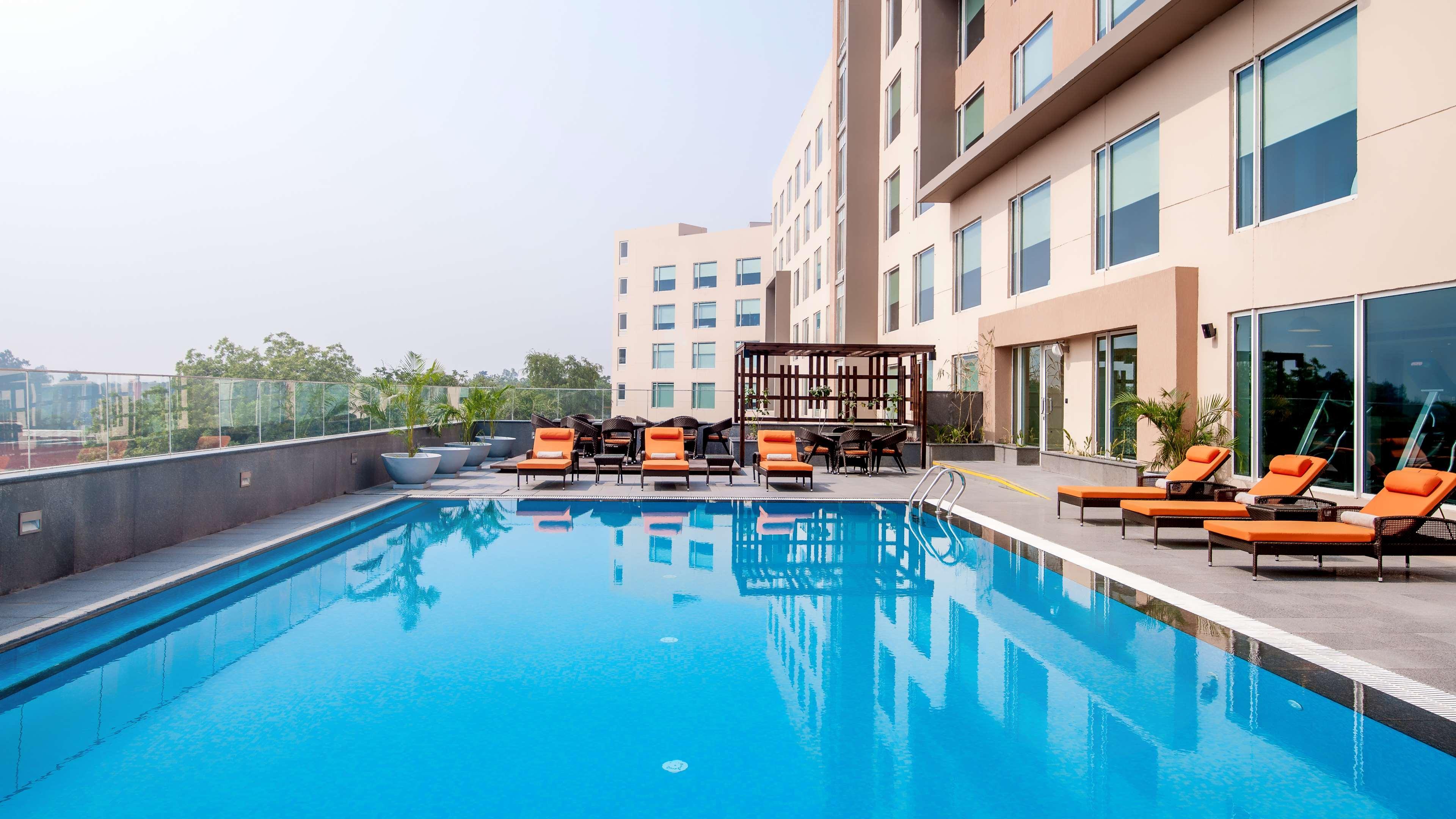 Hyatt Place Gurgaon Udyog Vihar Exteriör bild Pool at the hotel
