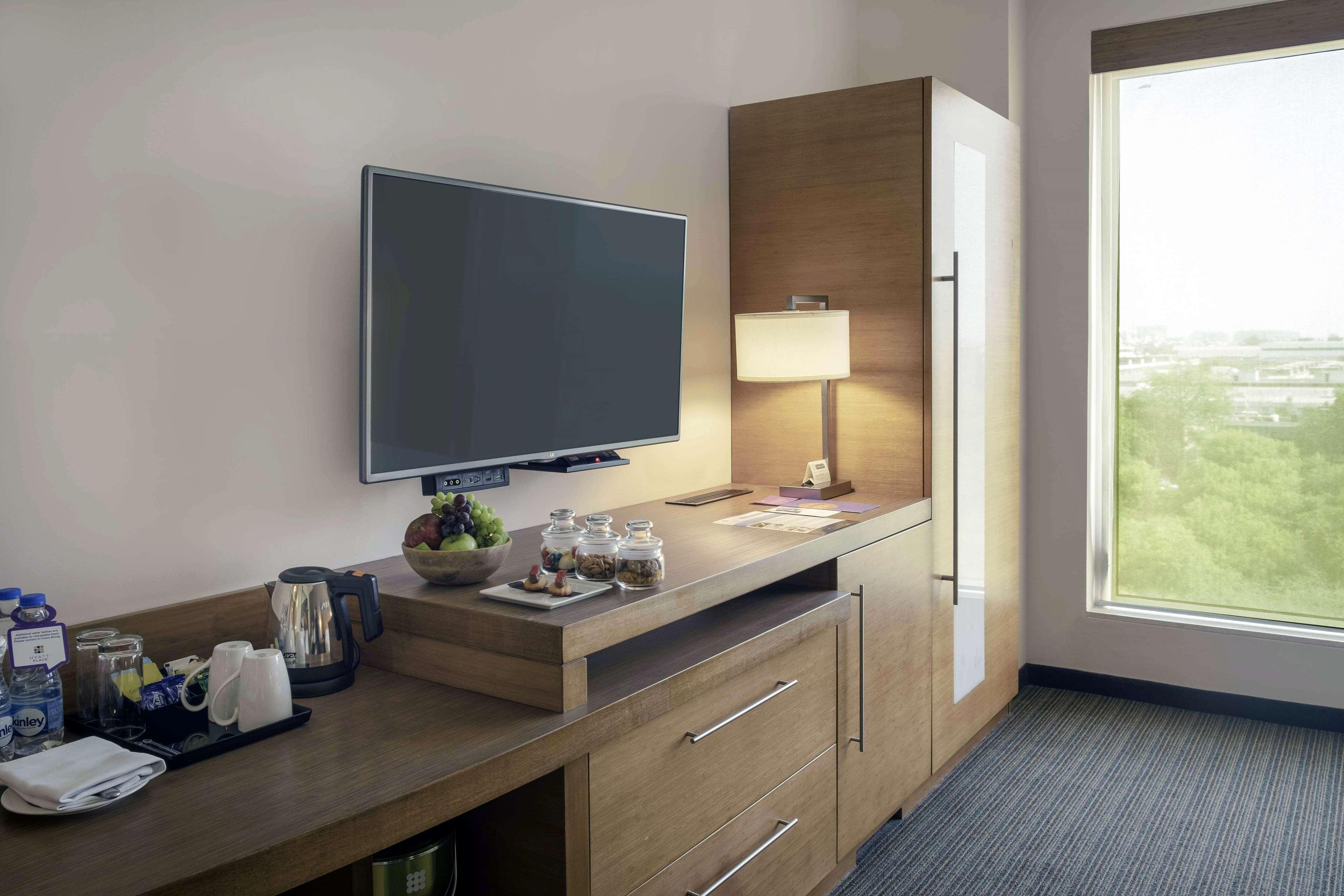 Hyatt Place Gurgaon Udyog Vihar Exteriör bild A typical room at the Hilton Garden Inn