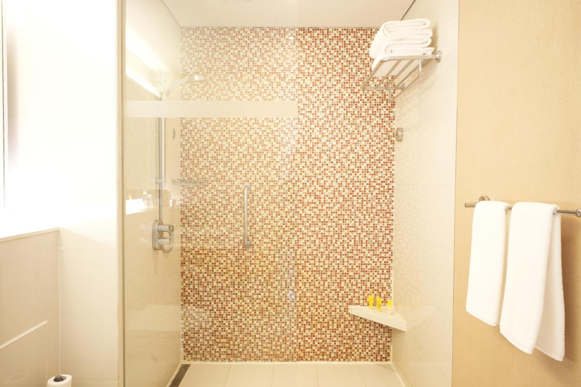 Hyatt Place Gurgaon Udyog Vihar Exteriör bild A shower with a fixed shower head