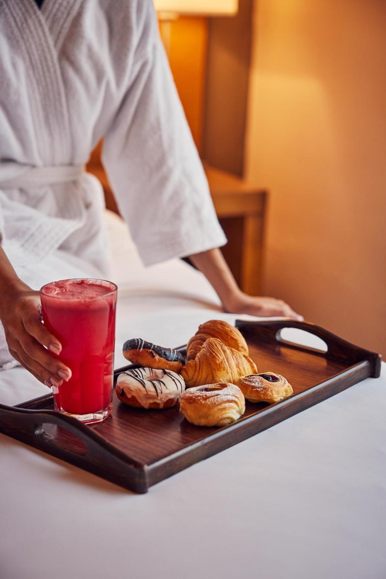 Hyatt Place Gurgaon Udyog Vihar Exteriör bild Room service