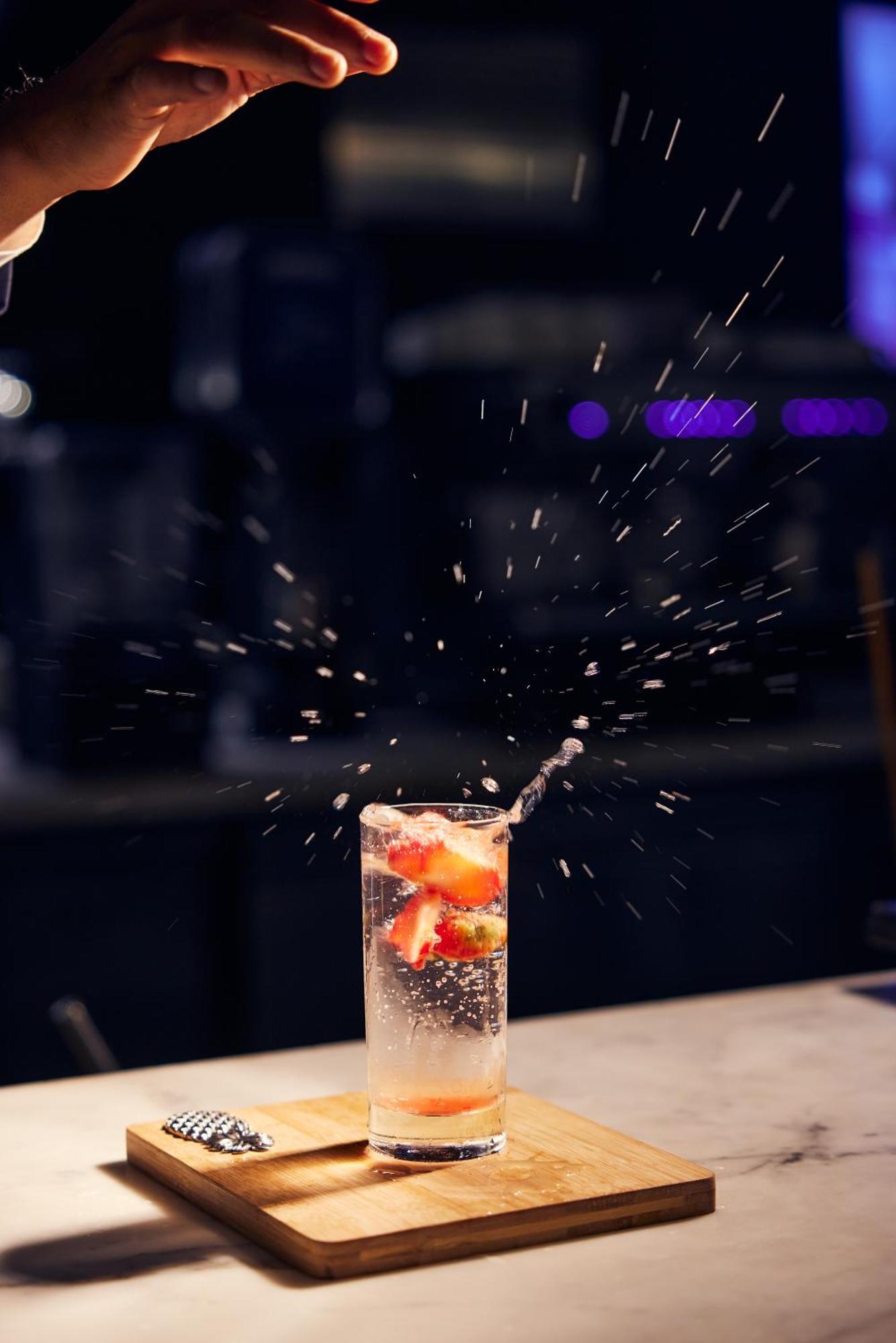 Hyatt Place Gurgaon Udyog Vihar Exteriör bild A cocktail being prepared