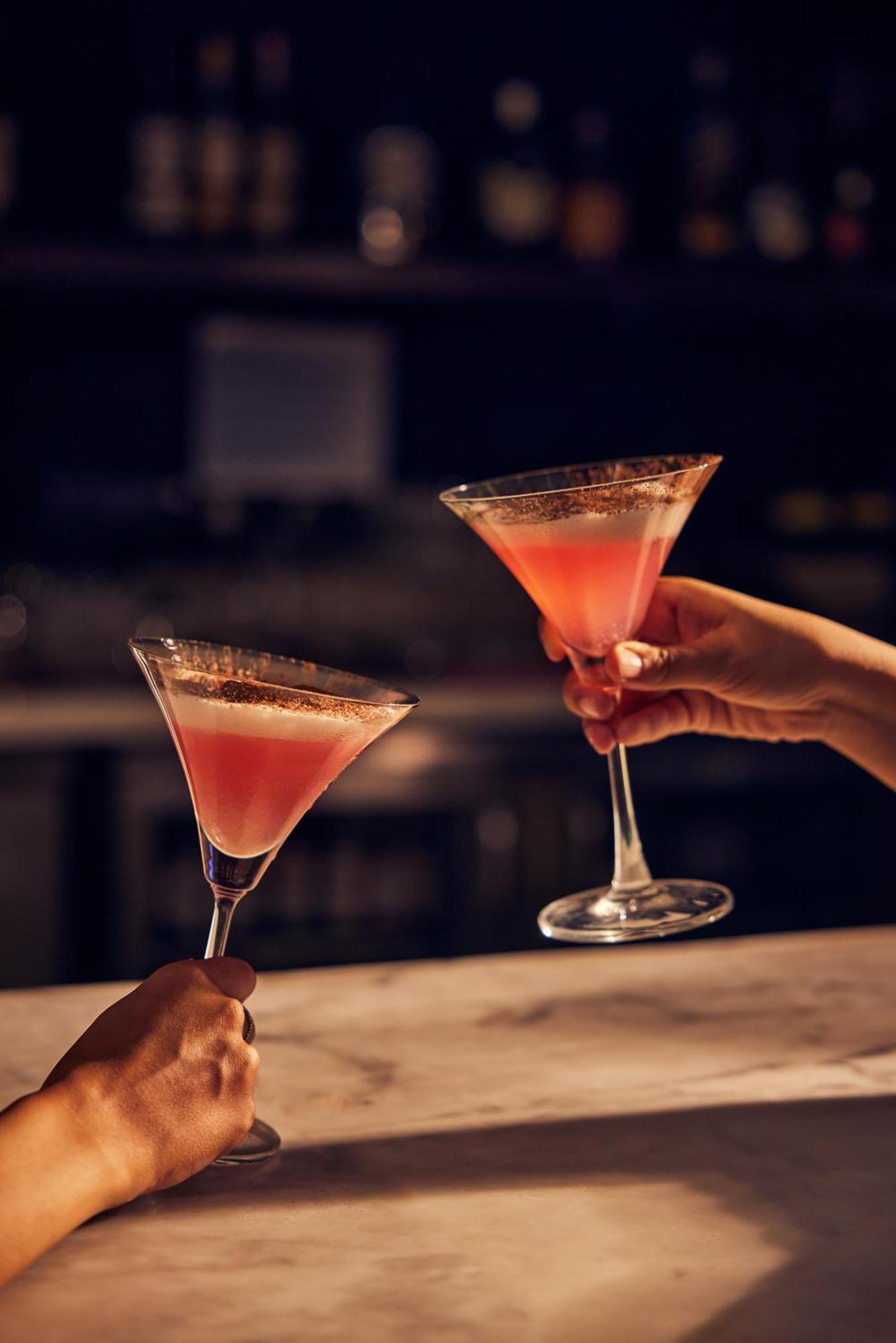 Hyatt Place Gurgaon Udyog Vihar Exteriör bild A hand holding a martini glass
