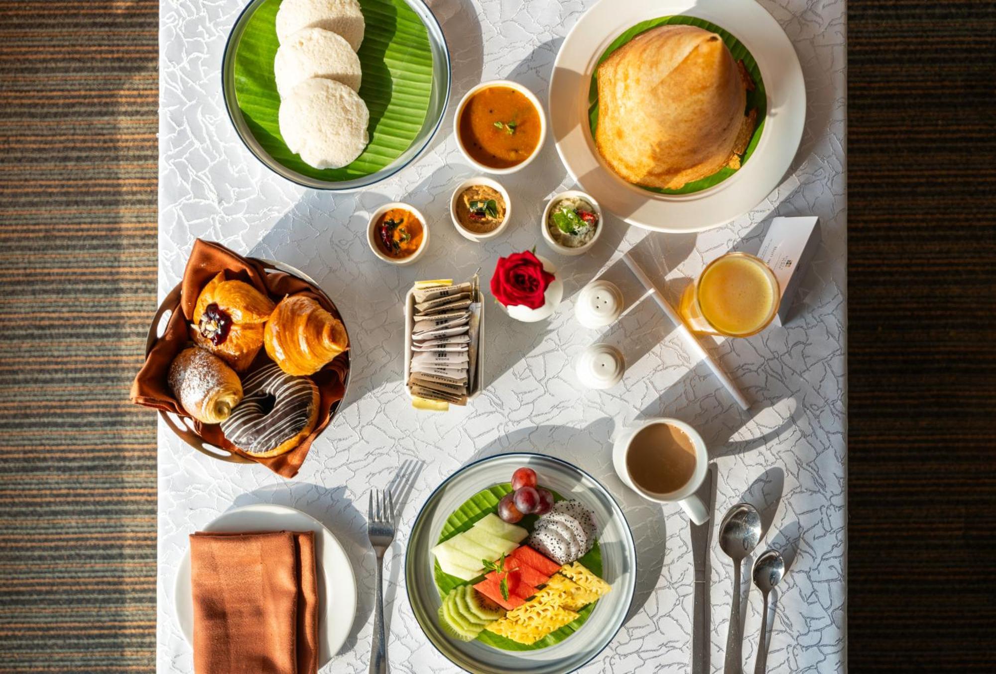 Hyatt Place Gurgaon Udyog Vihar Exteriör bild A typical vegetarian meal served on board