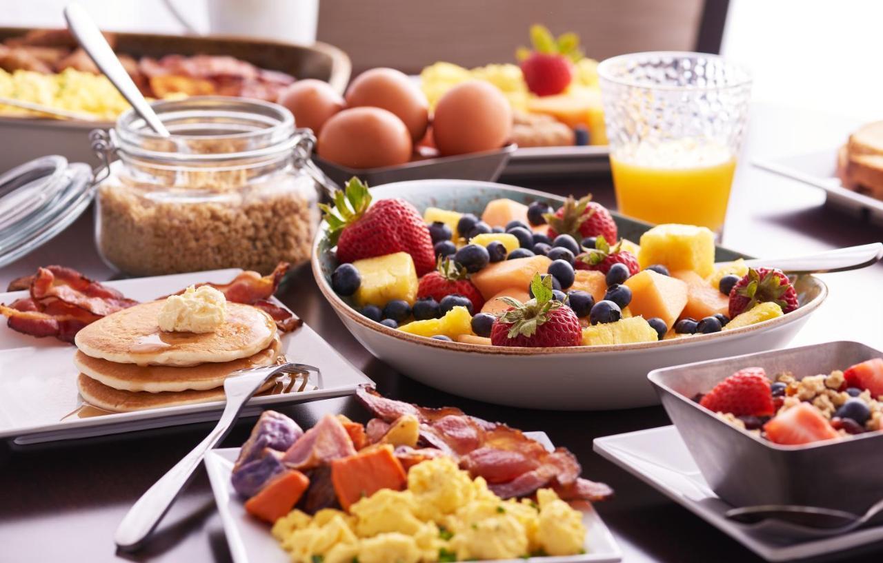 Hyatt Place Gurgaon Udyog Vihar Exteriör bild A breakfast buffet