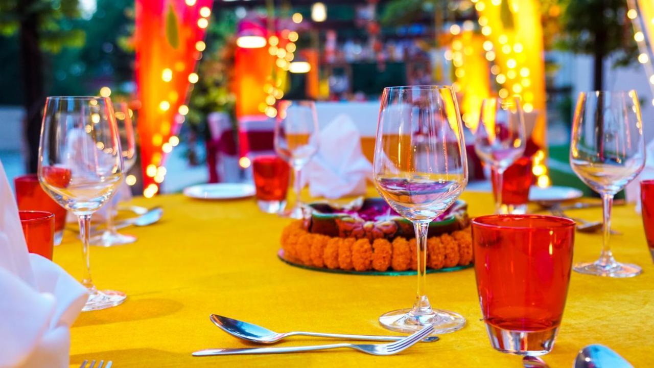 Hyatt Place Gurgaon Udyog Vihar Exteriör bild A table set for a meal